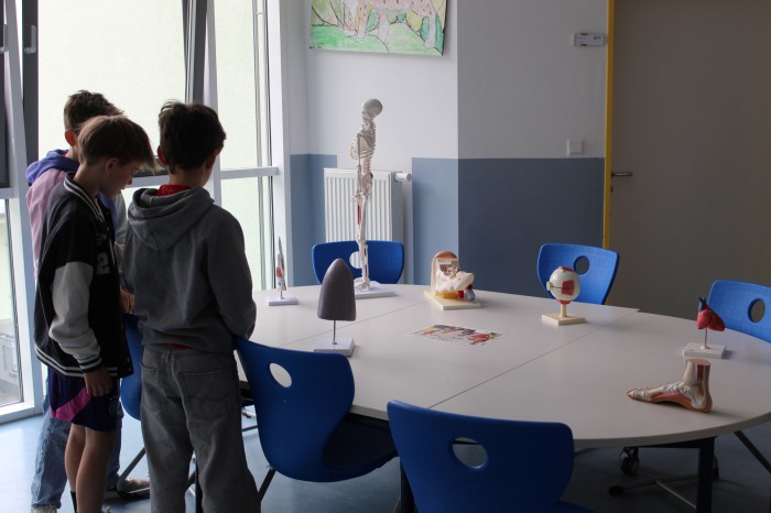 In den Fluren gab es kleine Ausstellungen.