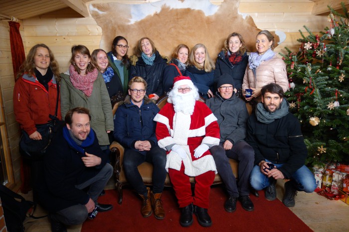 Unser Team beim Besuch des Weihnachtsmann im Rahmen der Weihnachtsfeier
