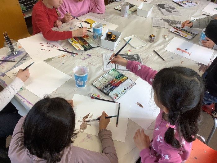 Mit dem Pinsel in der Hand macht einem das Herbstwetter draußen gar nichts aus. 