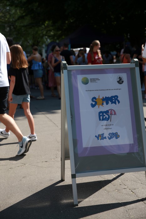 Sommerfestschild mit Wappen und Logo