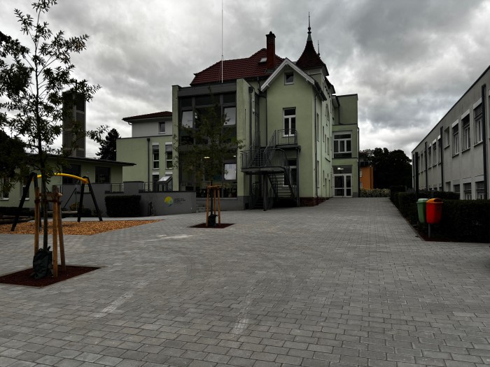 Mitten auf dem neuen Hof. Mitten auf dem neuen Hof.