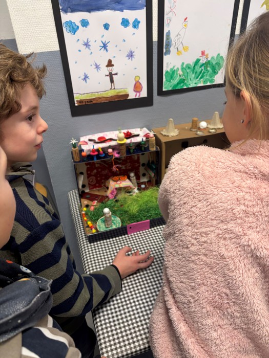 Ein Tisch der Ausstellung