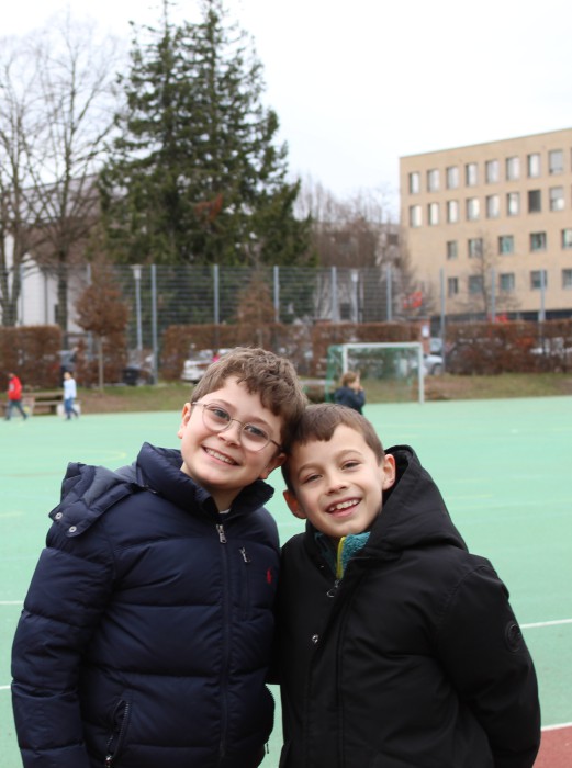 Freunde auf dem Weg zum Sportplatz.